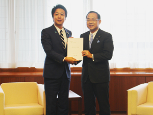 髙島市長に要望書を提出する礒山会頭